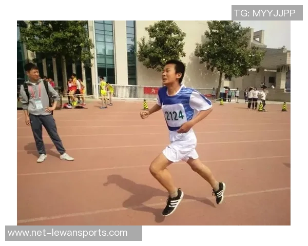 卓尔足球俱乐部奋勇争先展现团队精神与拼搏精神的精彩瞬间